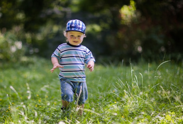 Foto bebezinho fofo está andando na grama