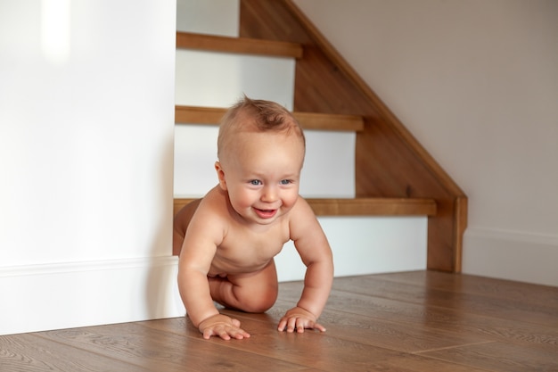 Bebezinho loiro fofo e doce na escada de madeira