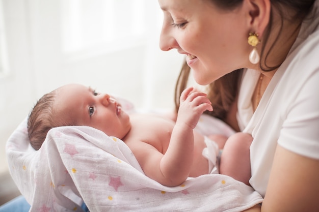 Bebezinho nas mãos da mãe. maternidade.