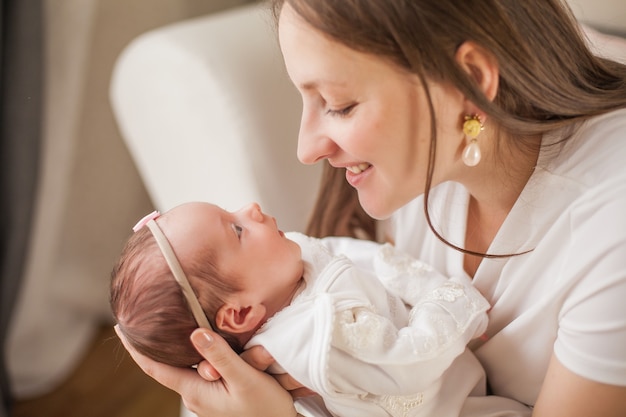 Bebezinho nas mãos da mãe. maternidade.