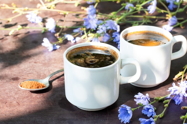 Bebida de achicoria saludable en taza decorada con flores de achicoria Bebida a base de hierbas, sustituto del café.