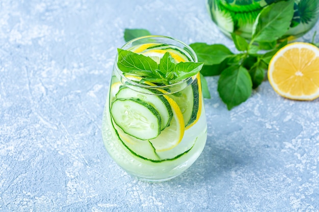 Bebida de agua de desintoxicación fresca con pepino y limón