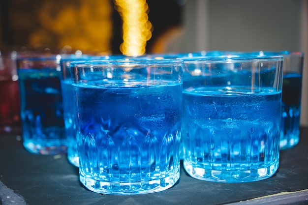 Bebida alcoholica azul en vasos de cristal