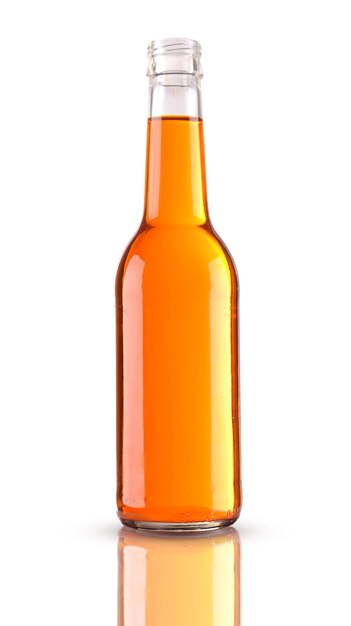 Bebida alcohólica colorida en botella de vidrio aislada en blanco