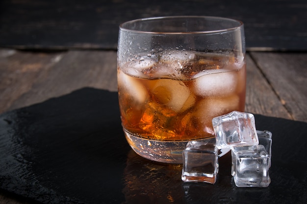 Bebida alcohólica fuerte. whisky con hielo