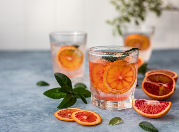 Bebida alcohólica de gin tonic con sangre de naranjas sicilianas y hielo Cóctel refrescante frío