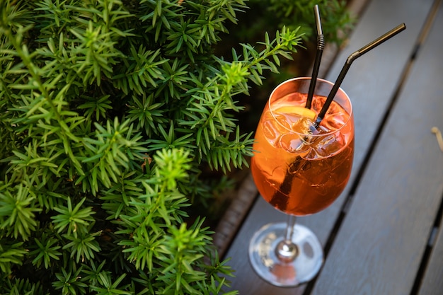 Bebida alcohólica de naranja en vasos con hielo.