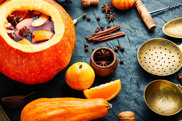 Bebida alcohólica de otoño vino caliente en calabaza.