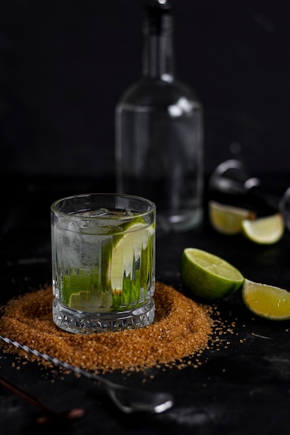 Bebida alcohólica con soda, lima y menta.