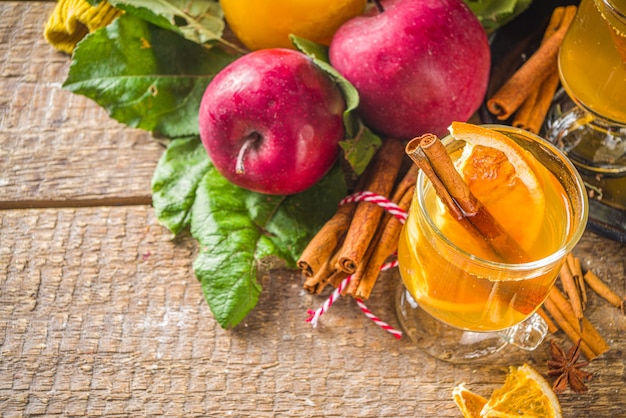 Bebida alcohólica tradicional de otoño invierno. Sidra de manzana picante y picante.