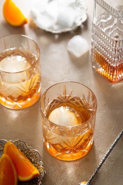 Bebida alcohólica de whisky, brandy o bourbon en vasos de cristal