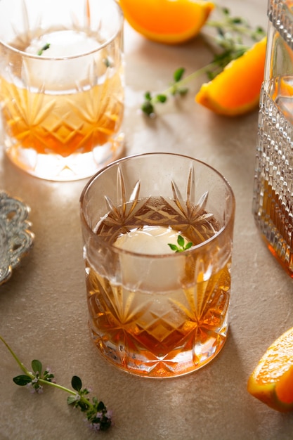 Bebida alcohólica de whisky, brandy o bourbon en vasos de cristal