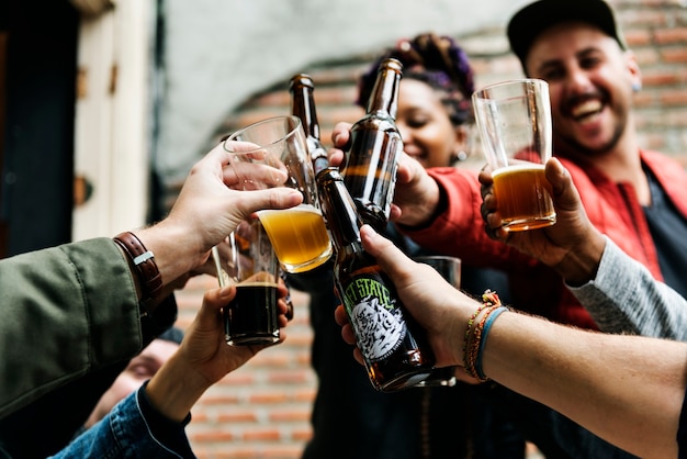 Foto bebida alcoólica cerveja artesanal comemore refresco