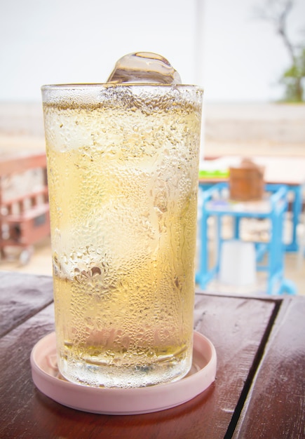 Bebida alcoólica e gelo