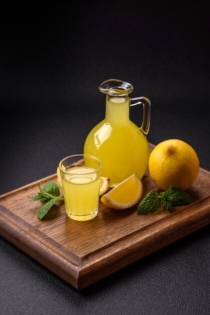 Foto bebida alcoólica limoncello amarelo em um copo pequeno