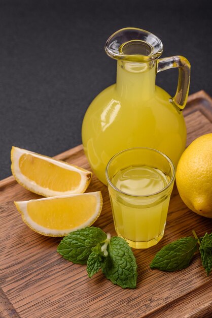 Bebida alcoólica limoncello amarelo em um copo pequeno