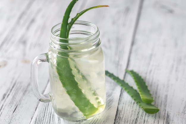 Bebida de aloe vera en tarro de masón