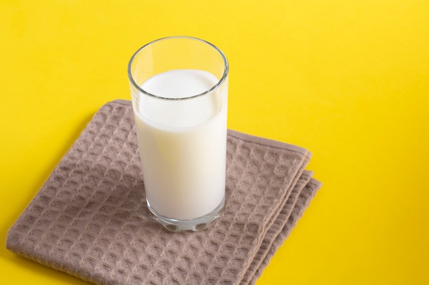 Bebida asiática ayran ou kefir em um copo. leitelho feito com iogurte. healthi iogurte, lassi