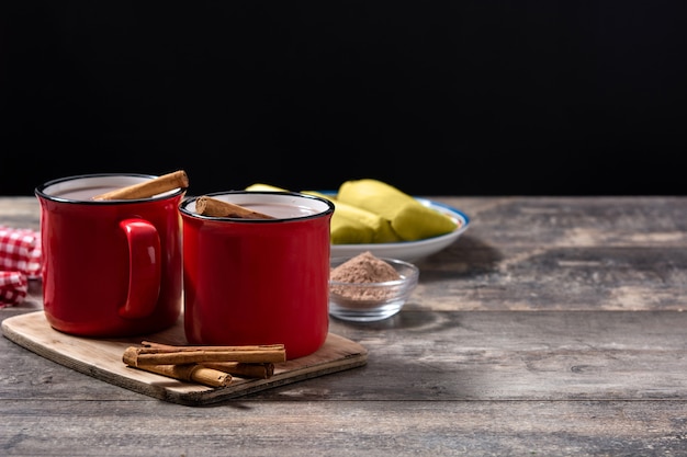 Bebida de atole de chocolate tradicional mexicana en mesa de madera