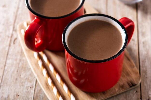 Bebida de atole de chocolate tradicional mexicana en mesa de madera