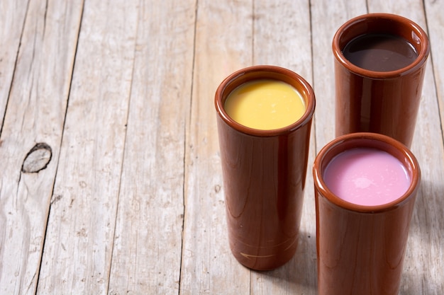 Bebida de atole tradicional mexicana en mesa de madera