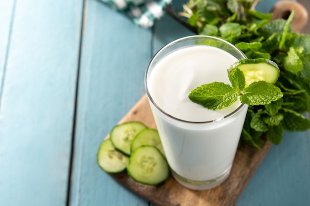 Bebida ayran con menta y pepino en vaso