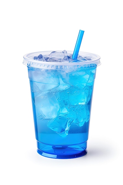 Bebida azul em um copo de plástico isolado em um fundo branco Conceito de bebidas para viagem