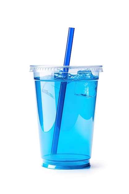 Bebida azul em um copo de plástico isolado em um fundo branco Conceito de bebidas para viagem