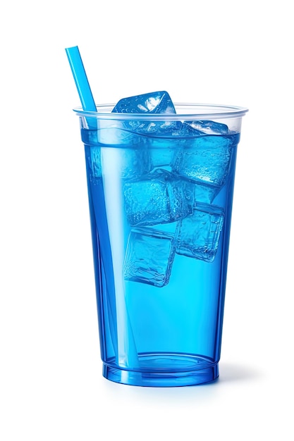 Bebida azul em um copo de plástico isolado em um fundo branco Conceito de bebidas para viagem