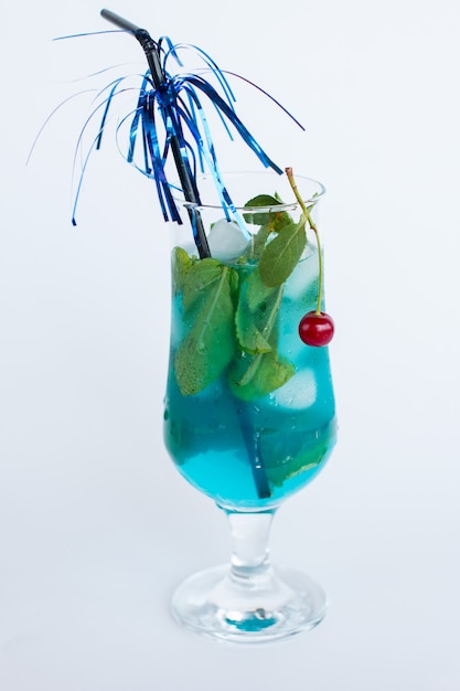 bebida azul con hielo de menta y cereza.