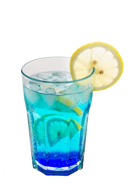 Bebida azul con licor y hielo, decorada con una rodaja de limón.