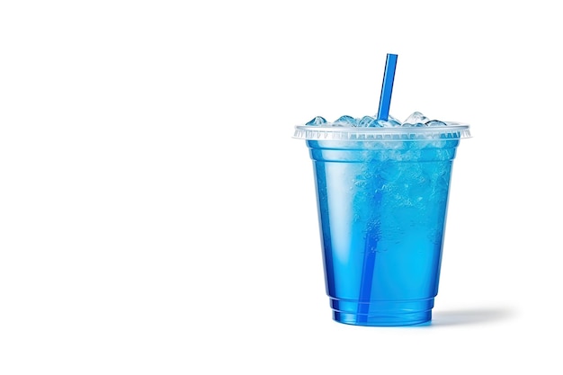 Bebida azul en un vaso de plástico aislado sobre un fondo blanco Concepto de bebidas para llevar con espacio de copia