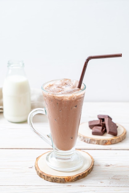 Bebida de batido de chocolate helado sobre fondo de madera