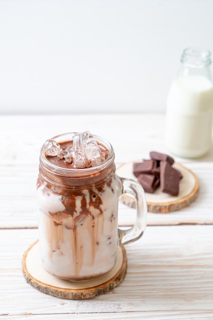 Bebida de batido de chocolate helado sobre superficie de madera