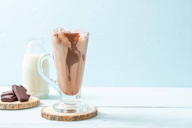 Bebida de batido de chocolate helado