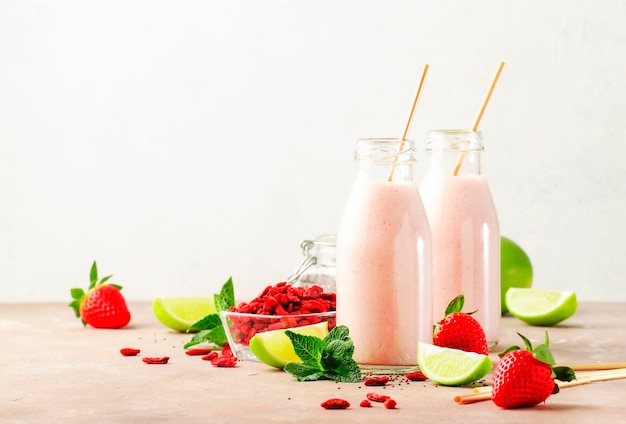 Bebida de batido de dieta mixta saludable con semillas de chía de fresa y bayas de goji y lima Botellas de vidrio con pajitas eco fendley