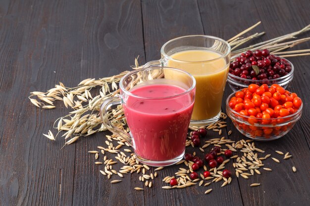 Bebida de bayas. Kissel en vasos con avena cruda