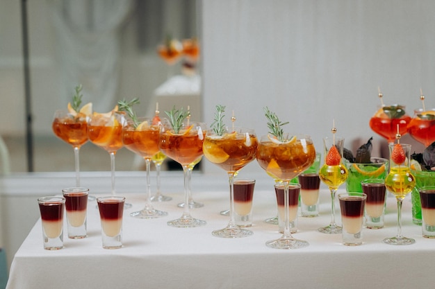 Bebida de bienvenida con copas de cóctel y bebidas en un evento bebidas alcohólicas en una boda