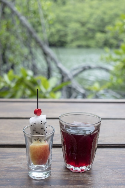 Bebida de bienvenida, Refresco en suelo de madera.