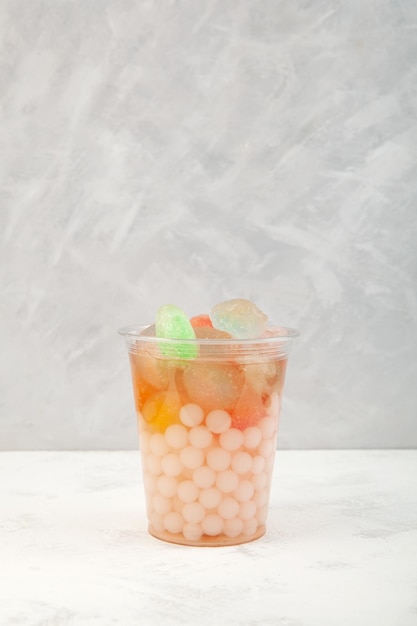 Bebida de boba o té de burbujas de frutas Vaso desechable Cóctel refrescante con cubitos de hielo de frutas de colores