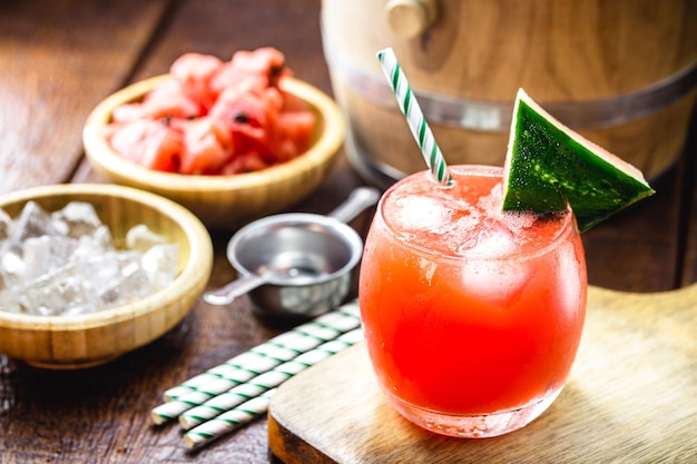 Bebida brasileña consumida en el verano, llamada "caipirinha" de sandía, bebida con fruta, hielo, azúcar y cachaÃƒÂƒÃ‚Â§a