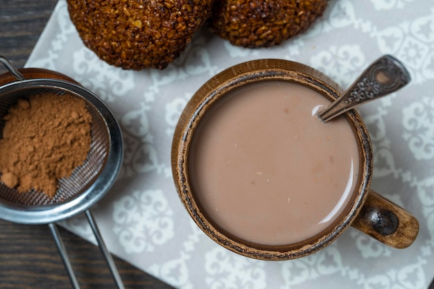 Bebida de cacao caliente y galletas de avena en la mesa