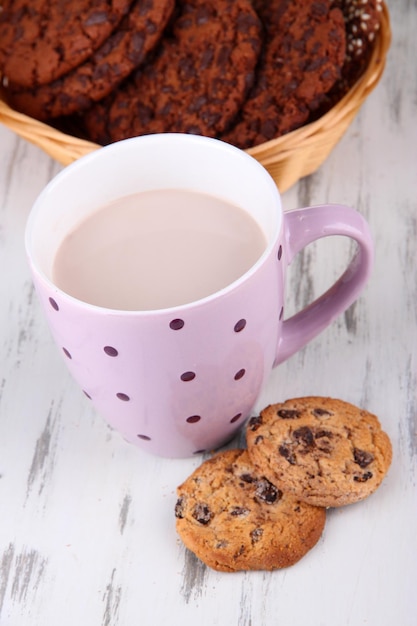 Bebida de cacao y galletas sobre fondo de madera