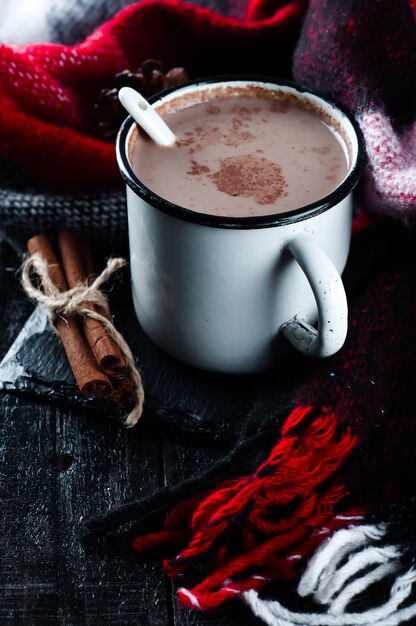 Bebida de cacao en taza y manta roja.