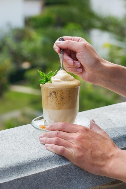 Bebida de café instantáneo Dalgona ultra esponjosa helada de moda