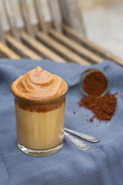 Bebida de café instantáneo Dalgona ultra esponjosa helada de moda