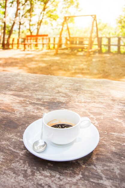 Bebida de café en la mesa de madera con natural