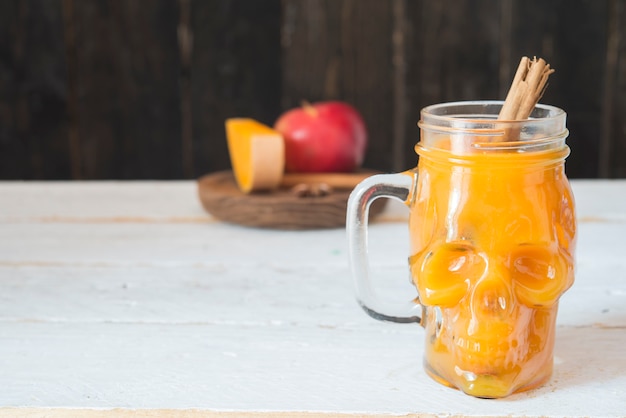 Bebida para calabaza de halloween, manzana, canela y anís estrellado