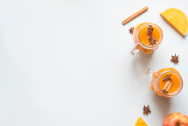 Bebida de calabaza con manzana, canela y anís estrellado.