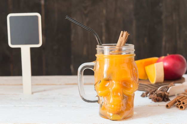 Bebida de calabaza con manzana, canela y anís estrellado.